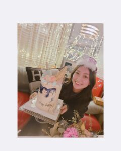 Yuko Oshima Instagram - いつも応援ありがとうございます タグ付けでお祝いしてくれてるの 沢山見ました💟 これからも周りの人を、大切な人を そして応援してくれる皆さんを 笑顔にできるように 私も毎日を楽しくのびのびと 過ごしていきたいと思います💫✨ 2020年残りわずか 体調に気をつけご自愛くださいね🍁