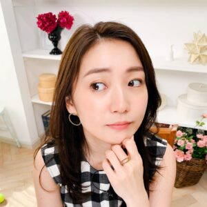 Oshima Yuko Instagram - 「おしゃべりアラモード　〜森山良子と清水ミチコとプラスワン〜8月ゲスト」
WOWOWオリジナル　ご婦人救済バラエティ番組に出演いたします✨
森山さん @ryoko5699 と清水さんと心地よく楽しい時間を過ごしました☺️

放送局 : WOWOWプライム
放送日 : 2020年8月　毎週火曜日21:30〜

Stylist : @menkooo 
Tops&skirt : @msgm_tokyo 
Accessories : @bijou_de_m