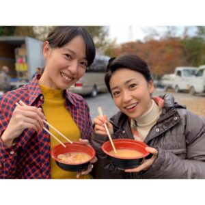 Oshima Yuko Instagram - 半年間、スカーレットを視聴していただきありがとうございました🌸

照子を演じていて楽しくない日はありませんでした
ひとりの人の人生を長いこと演じるのは
台本があるにしても余白の部分の物語りを作っていくようで
そこにはいろんな人が交わっていき
紡がれて繋がっていく
登場していない時間さえも愛おしく大切にしながら作っていきました

日々生きる、とはそうゆうことなんだ、と。

愛らしい照子を描いてくれた水橋さんにとても感謝しております。
一冊一冊、台本が手に届くたびに楽しみで、読んでは声出して笑って読んでは泣いて、と出演してる側なのに
心を躍らせていただきました

朝ドラで多くのことを勉強させていただきました

喜美子よ、あぁ喜美子
あなたは知っていますか？恋と愛の違いについて、、、 愛溢れる現場に出会えたことに心から感謝して😌

さよ〜なら〜👋🏻 #スカーレット
#家庭菜園照子