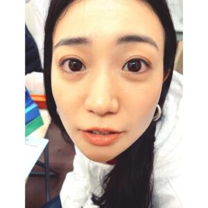 Oshima Yuko Instagram - 新しいおしごとのためのカラコン
慣れないコンタクトに四苦八苦

#人生は経験です
#視界不良です 
#でも花粉症カバーできます