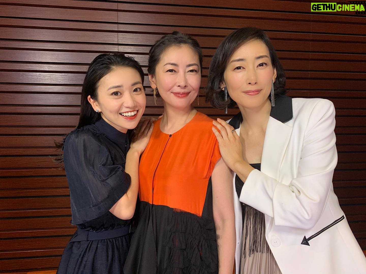 Yuko Oshima Instagram - 明日1月11日(土) 22:00から WOWOWにて放送される 連続ドラマW『彼らを見ればわかること』の 完成披露試写会を行いました!! 中山美穂さん、木村多江さん という美しいお姉様方と並んで 二子玉マダムの鴨居流美を演じさせていただいてます 監督曰く、動物園にいる動物の 生態を見ているかのような ドラマになっています 自分で言うのもなんですが、、、 深川監督ワールドすごくおもしろいです 二子玉動物園(彼らを見ればわかること)へ、ぜひご来園ください🐭 #彼らを見ればわかること #にこたマダム #ふたこたマダム #え #どっち