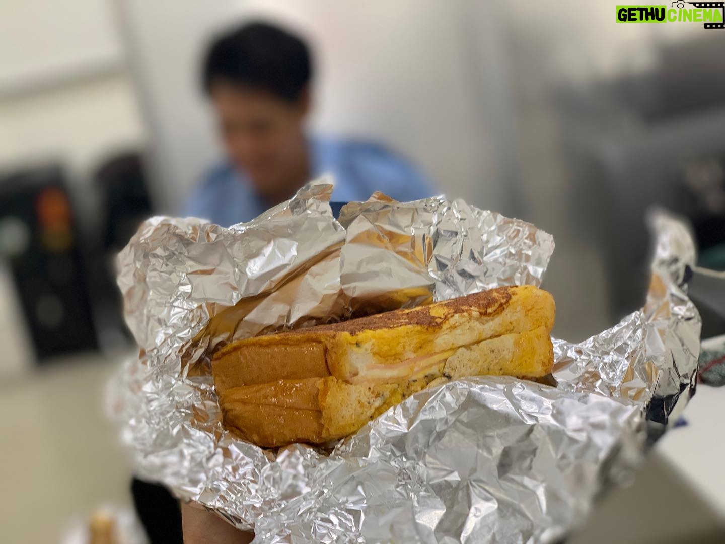 Yuko Oshima Instagram - 教場でいつも手作りご飯を 持ってきてくれた人がいました🍙🥪🥕 と言っても 食べてるところを 春奈といっしょになって せがんでいたら 次から作ってきてくれた、という、、、😜😋 それは誰でしょうか。。。?? #教場 #毎回美味しかったなぁ #味方良介 #味方飯 #ありがとうございました #感謝🙏 #今日夜9時から #放送ですよ