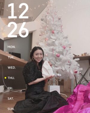 Oshima Yuko Instagram - 1日遅れのクリスマスパーティーを
友達と楽しみました🎄😋💫✨
サンタさんからのクリスマスプレゼントも貰いました🎁
こんなにプレゼントお願いした覚えなかったんだけど
いい子にしてたからかー🤪