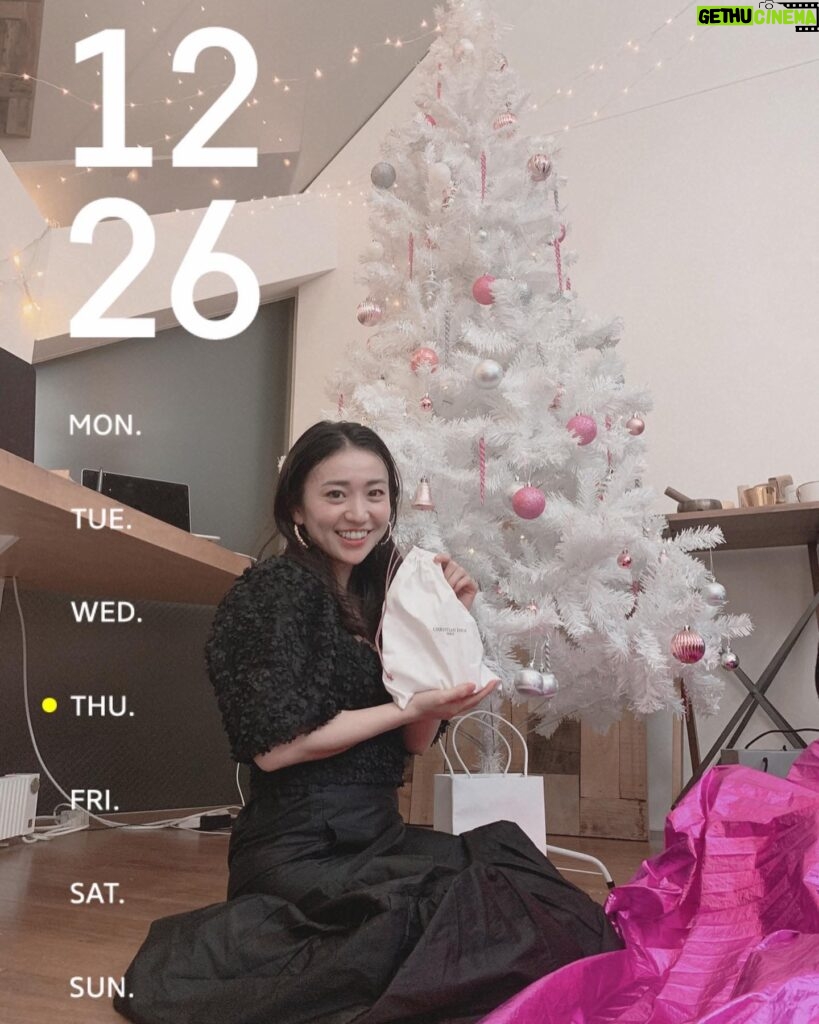 Yuko Oshima Instagram - 1日遅れのクリスマスパーティーを 友達と楽しみました🎄😋💫✨ サンタさんからのクリスマスプレゼントも貰いました🎁 こんなにプレゼントお願いした覚えなかったんだけど いい子にしてたからかー🤪
