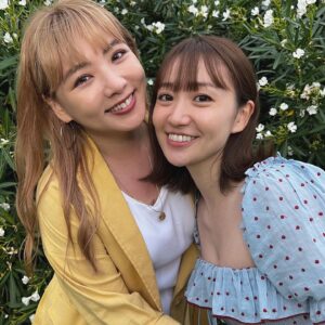 Oshima Yuko Instagram - 野呂佳代初監督作品となるMVが
出来上がりました‼️
「肩にインコ」🦜🎶
曲も最高の出来ですが
MVも2人にしか出せない空気感で
またひとつ、素敵なものを
つくってくれました🥹✨

Tver、YouTubeで見れますので
🔍肩にインコ🔍で検索してみてね〜

初監督おめでとう🩵

そして

改めて、ありがとう🩵