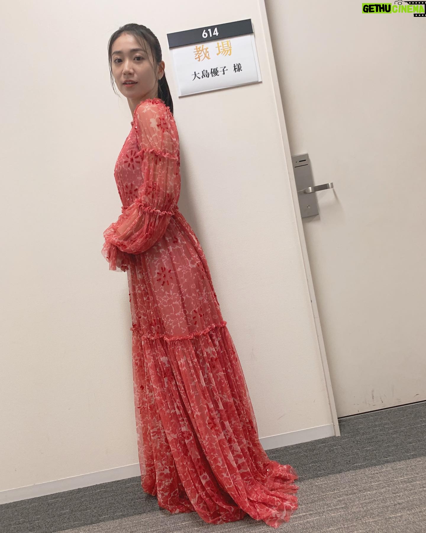 Yuko Oshima Instagram - 本日はフジテレビ開局60周年 特別企画「教場」の完成披露試写会 が映画館の大きなスクリーンでありました! 教場生徒みんなに会えて嬉しかったし、ドラマを大画面で観るのが初めてで、来てくださった観客のみなさんと一緒に初見だったので 教場生徒一同、そして風間教官とドキドキしてました💓 前編だけ上映ということでしたが みんなで結束して作ったこのドラマを見て、見終わった後は みんなの感無量な顔が見れましたよ 2020年1月4日,5日 21:00から二夜連続放送ですので ぜひ届けさせてください💐 わかなちゃんと久しぶりに会えた🥰 アナスタシア観に行かせてねっっっ✨ #教場 #楠本しのぶ #岸川沙織 #ドレス長いでしょ #そこがいいの