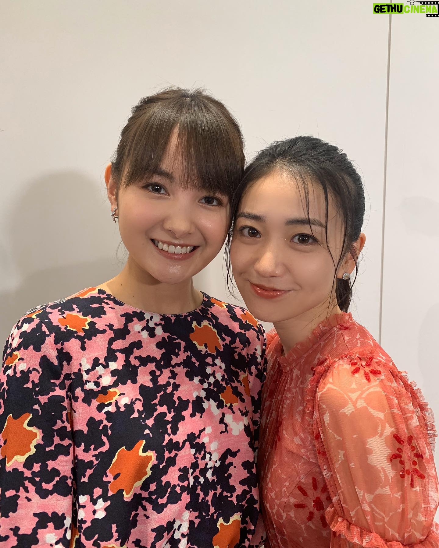 Yuko Oshima Instagram - 本日はフジテレビ開局60周年 特別企画「教場」の完成披露試写会 が映画館の大きなスクリーンでありました! 教場生徒みんなに会えて嬉しかったし、ドラマを大画面で観るのが初めてで、来てくださった観客のみなさんと一緒に初見だったので 教場生徒一同、そして風間教官とドキドキしてました💓 前編だけ上映ということでしたが みんなで結束して作ったこのドラマを見て、見終わった後は みんなの感無量な顔が見れましたよ 2020年1月4日,5日 21:00から二夜連続放送ですので ぜひ届けさせてください💐 わかなちゃんと久しぶりに会えた🥰 アナスタシア観に行かせてねっっっ✨ #教場 #楠本しのぶ #岸川沙織 #ドレス長いでしょ #そこがいいの