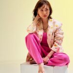 Yuko Oshima Instagram - ６月２２日（木）発売 『＆ROSY』８月号 表紙を飾らせていただきます🫶 産後の自分にかける時間なんてない‼️と思いながらも やっぱり美しくありたい、と 心がけていることなど 話させていただきました🎀 付録もすんごいのが付いてるのでぜひGETしてください💜✨ #箱の上の #孫悟空感 #やっぱりちっちゃいよね