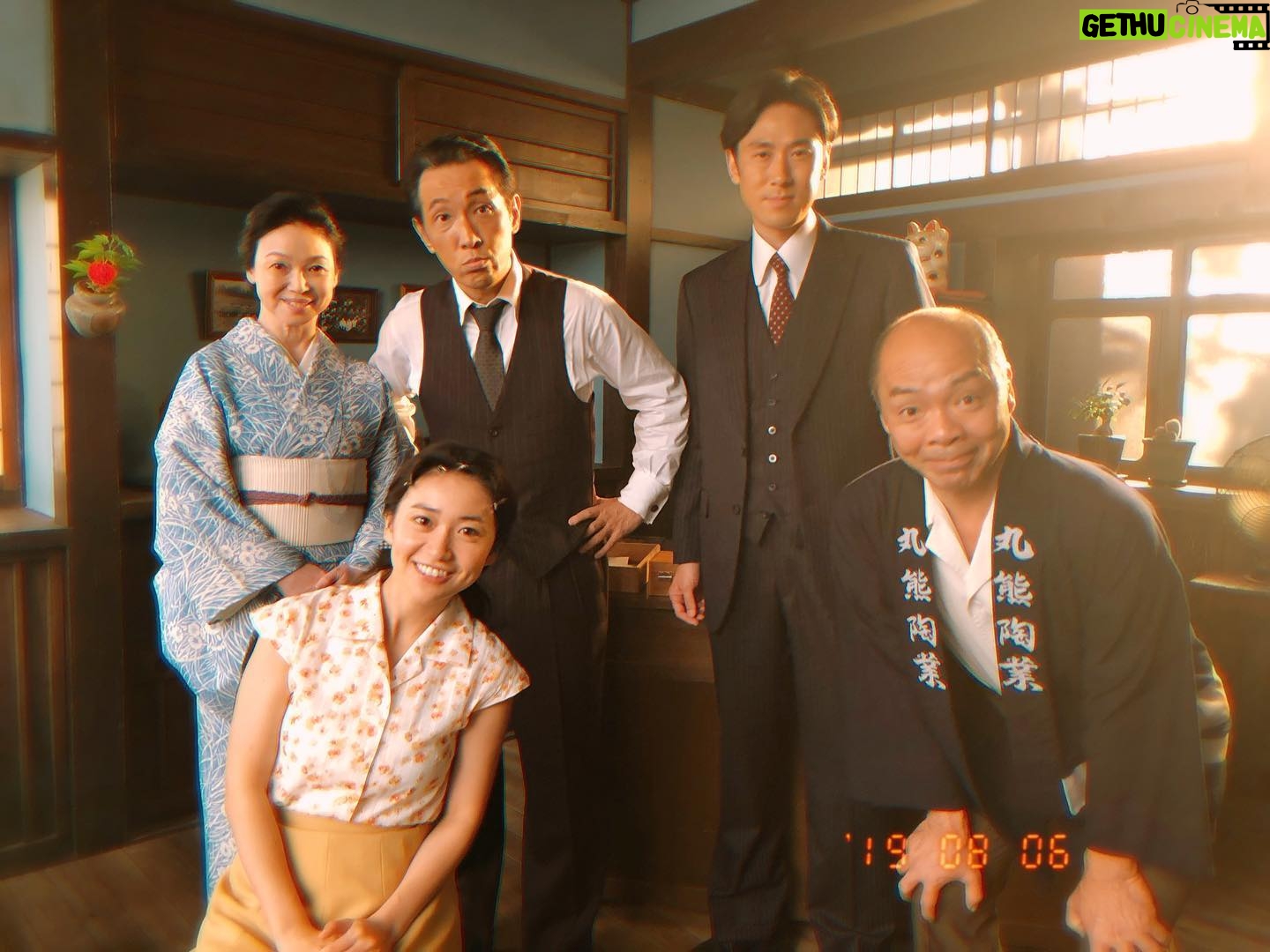 Yuko Oshima Instagram - 今日のスカーレットで 照子の旦那様、敏春さんが 登場しました〜👫 チーム丸熊陶業です🐻✨ 婿入りしてくれた敏春さんの仕事っぷりで 丸熊陶業はどう変わっていくのでしょうか?! #スカーレット #未知やすえさんと私って #よく見たら似てるよね #親子感ありあり #阪田マサノブ #未知やすえ #本田大輔 #田中章