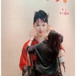 Yuko Oshima Instagram - NHK大阪のエレベーターの中に どーーーんっと 喜美子がいました〜👸🏻❤️ チューしようとして背伸びしたけど 届かなかった🙄 #スカーレット #大きい喜美子 #大きな存在 #あと5センチあれば🙄