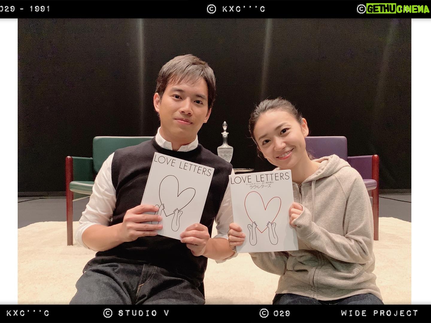 Yuko Oshima Instagram - 本日は新国立劇場にて PARCO劇場「LOVE LETTERS」 で三浦貴大さんと 朗読劇をやらせていただきました!! 一組の男女が織りなす 手紙で綴った二人の人生 8歳〜55歳まで 書き続けたラヴレターたちが 二人の生活や、想い、関係を表し 手紙によって繋がっている とても切なく愛しいお話で 最後は自然と涙してしまいました 初めての朗読劇 すっっっごく緊張したけど とても楽しかったです!! やっぱり芝居とも舞台とも違うものなんだな〜と。 またできたらいいなっっっ #LOVELETTERS #parco劇場 #朗読劇 #三浦貴大