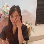Yuko Oshima Instagram - 10/22 麻里ちゃんのウェディングパーティーに招待していただきました💝💫✨ 旦那さんとはお会いしたことなかったんだけど、隣にいる麻里ちゃんがとても楽しそうで、心地よさそうだったので、きっと素敵な人なんだろうな〜と感じました🌷 改めまして、結婚おめでとうございます💟✨ そして、プチ同窓会のようなテーブル席は一気に昔に戻ったかのようにワイワイして すごく楽しい時間でした ともちんの相変わらずのハートのピュアさだったり 近くにはAKB時代にお世話になった衣装のしのぶとまつがいたり ウェディング何着てく〜？ こんなのどうかな〜？って私から送ったドレスの写真に 寄せてきたドレスで登場する愛らしい小嶋さんとか🤭❤️ 新しい命も健やかに育ち、出逢える日を楽しみにしてます🕊 麻里ちゃん、旦那さん 末永くお幸せに。。。💍✨