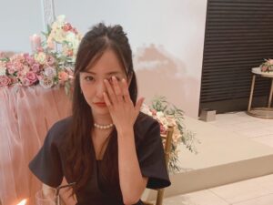 Oshima Yuko Instagram - 10/22 麻里ちゃんのウェディングパーティーに招待していただきました💝💫✨
旦那さんとはお会いしたことなかったんだけど、隣にいる麻里ちゃんがとても楽しそうで、心地よさそうだったので、きっと素敵な人なんだろうな〜と感じました🌷
改めまして、結婚おめでとうございます💟✨ そして、プチ同窓会のようなテーブル席は一気に昔に戻ったかのようにワイワイして
すごく楽しい時間でした
ともちんの相変わらずのハートのピュアさだったり
近くにはAKB時代にお世話になった衣装のしのぶとまつがいたり
ウェディング何着てく〜？
こんなのどうかな〜？って私から送ったドレスの写真に
寄せてきたドレスで登場する愛らしい小嶋さんとか🤭❤️ 新しい命も健やかに育ち、出逢える日を楽しみにしてます🕊

麻里ちゃん、旦那さん
末永くお幸せに。。。💍✨