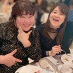 Yuko Oshima Instagram - 10/22 麻里ちゃんのウェディングパーティーに招待していただきました💝💫✨ 旦那さんとはお会いしたことなかったんだけど、隣にいる麻里ちゃんがとても楽しそうで、心地よさそうだったので、きっと素敵な人なんだろうな〜と感じました🌷 改めまして、結婚おめでとうございます💟✨ そして、プチ同窓会のようなテーブル席は一気に昔に戻ったかのようにワイワイして すごく楽しい時間でした ともちんの相変わらずのハートのピュアさだったり 近くにはAKB時代にお世話になった衣装のしのぶとまつがいたり ウェディング何着てく〜？ こんなのどうかな〜？って私から送ったドレスの写真に 寄せてきたドレスで登場する愛らしい小嶋さんとか🤭❤️ 新しい命も健やかに育ち、出逢える日を楽しみにしてます🕊 麻里ちゃん、旦那さん 末永くお幸せに。。。💍✨