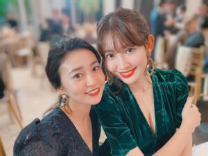Oshima Yuko Instagram - 10/22 麻里ちゃんのウェディングパーティーに招待していただきました💝💫✨
旦那さんとはお会いしたことなかったんだけど、隣にいる麻里ちゃんがとても楽しそうで、心地よさそうだったので、きっと素敵な人なんだろうな〜と感じました🌷
改めまして、結婚おめでとうございます💟✨ そして、プチ同窓会のようなテーブル席は一気に昔に戻ったかのようにワイワイして
すごく楽しい時間でした
ともちんの相変わらずのハートのピュアさだったり
近くにはAKB時代にお世話になった衣装のしのぶとまつがいたり
ウェディング何着てく〜？
こんなのどうかな〜？って私から送ったドレスの写真に
寄せてきたドレスで登場する愛らしい小嶋さんとか🤭❤️ 新しい命も健やかに育ち、出逢える日を楽しみにしてます🕊

麻里ちゃん、旦那さん
末永くお幸せに。。。💍✨