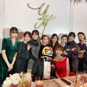 Oshima Yuko Instagram - 10/22 麻里ちゃんのウェディングパーティーに招待していただきました💝💫✨
旦那さんとはお会いしたことなかったんだけど、隣にいる麻里ちゃんがとても楽しそうで、心地よさそうだったので、きっと素敵な人なんだろうな〜と感じました🌷
改めまして、結婚おめでとうございます💟✨ そして、プチ同窓会のようなテーブル席は一気に昔に戻ったかのようにワイワイして
すごく楽しい時間でした
ともちんの相変わらずのハートのピュアさだったり
近くにはAKB時代にお世話になった衣装のしのぶとまつがいたり
ウェディング何着てく〜？
こんなのどうかな〜？って私から送ったドレスの写真に
寄せてきたドレスで登場する愛らしい小嶋さんとか🤭❤️ 新しい命も健やかに育ち、出逢える日を楽しみにしてます🕊

麻里ちゃん、旦那さん
末永くお幸せに。。。💍✨