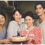 Yuko Oshima Instagram - スカーレットの現場でも お祝いしていただきました💐 当日は一緒にいれなかった喜美子が おめでとうのムービーを 送ってくれたんだけど それは見せたいけど見せれないから 大事に私の心の中にしまっておきます💝 #スカーレット #常治おとーちゃん #マツおかあちゃん #喜美子 #川原家からお祝い🎀
