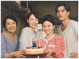 Oshima Yuko Instagram - スカーレットの現場でも
お祝いしていただきました💐
当日は一緒にいれなかった喜美子が
おめでとうのムービーを
送ってくれたんだけど
それは見せたいけど見せれないから
大事に私の心の中にしまっておきます💝

#スカーレット
#常治おとーちゃん
#マツおかあちゃん
#喜美子
#川原家からお祝い🎀