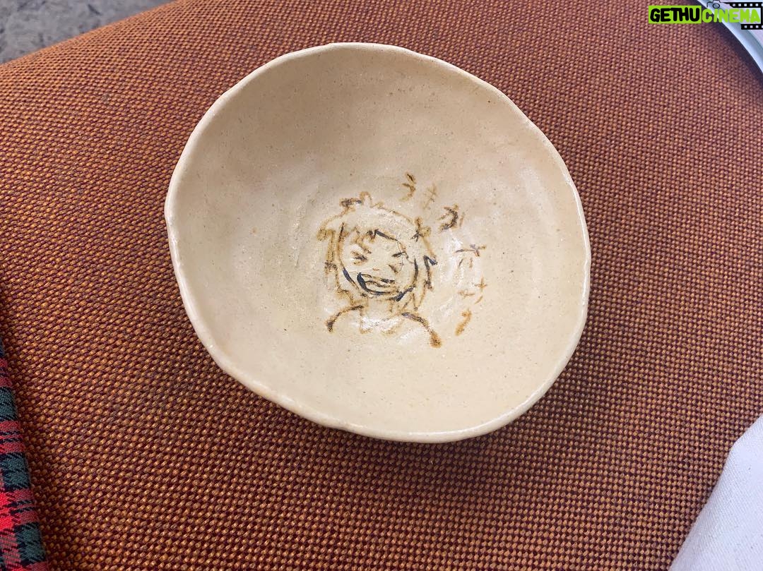 Yuko Oshima Instagram - スカーレットの撮影も進んでおります!! そして、戸田恵梨香氏が練習で作った第一号の陶器、、、いただいちゃいました❤️ うまかたな〜とか かわいいなぁ Scarlett shooting which is NHK morning drama is going well:)) I got the first work that Erika @toda_erika.official made!! Pretty glad cuz it’s special✨ #スカーレット #第一号いただき #全国のみなさん #すいません🤪🤪