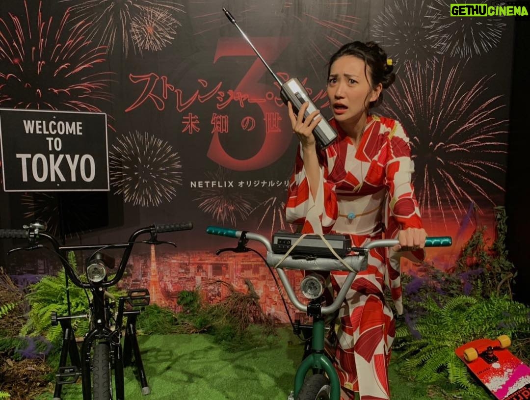 Yuko Oshima Instagram - 興奮が冷めやらないので連続投稿申し訳ない🙏 イベント会場は日本の夏祭り風🎇🇯🇵✨ 彼らに話を聞いたら、滞在はすごく短いとのこと。 こうして来てくれたキャストの皆さんに少しでも日本を味わっていただけたら嬉しいですね😊 そしてストレンジャーシングスファンのみなさんには、デモゴルゴンのキャンディやら、イレブンのお気に入りワッフルやら、STデザインの服が予約できたり、と屋台を楽しんでもらえたようで 私も楽しんじゃいました 『Code Red!!!』って言うしかない⛑ #strangerthingsseason3