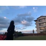 Yuko Oshima Instagram - 憧れる大先輩方 しなやかで強い。 私が目指している理想の女性方が 集結しています 目の前で、そして肌で感じ過ごした撮影期間、 今振り返っても大変貴重な時間でした🤲🏻 映画『三姉妹の天間荘』 絶賛公開中です💟 #2枚目 #柴咲コウさん #カラスと対話してるようです #さすがイズコさん