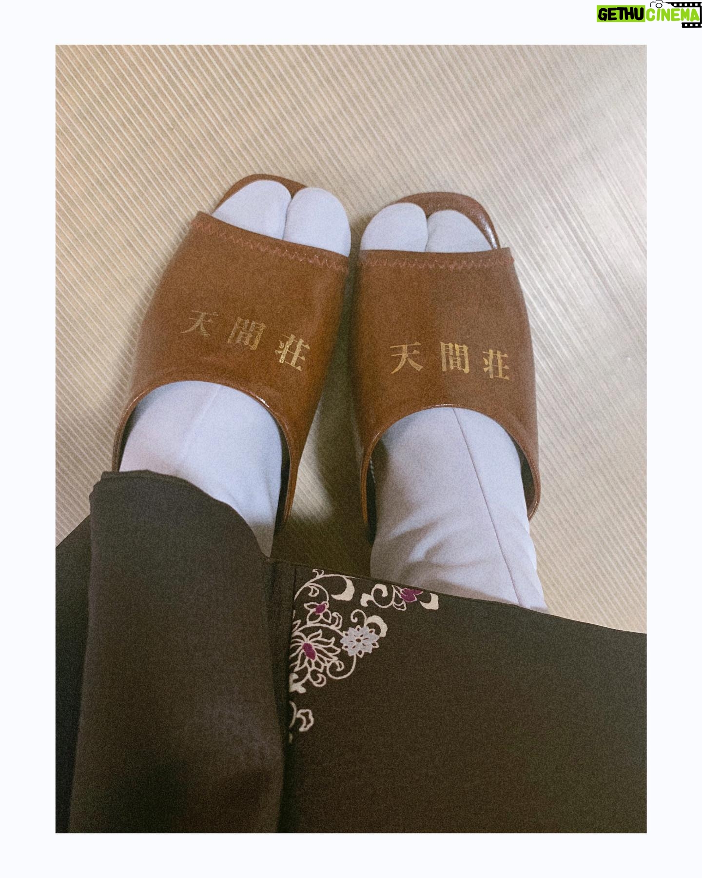 Yuko Oshima Instagram - 本日10/28から公開になります✨ 映画『天間荘の三姉妹』 初日おめでとうございます👏🏻✨‼️ 高橋ツトムさんによるあの漫画「スカイハイ」のスピンオフ作品です! 私もドラマ「スカイハイ」は大好きで当時観ていましたが、その世界へと自身が 参加できることの喜びと責任を感じながら演じさせていただきました。 私の役は、天空と地上の間にある宿、天間荘の 若女将を務めております🙇♀️ “いのちより長く生きる” 想いというつながりは生前からすでに始まり 生後までもつづいていく いのちのカタチはなくなったとしてもいつまでも生きつづける チーム天間荘の三姉妹で想いを込めて製作した映画、ぜひ映画館でご覧ください😌✨ #天間荘の三姉妹
