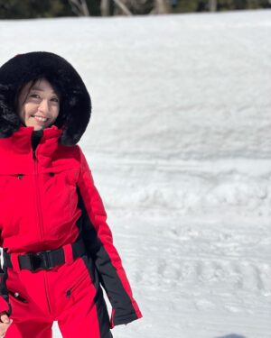 Oshima Yuko Instagram - 盛れてる自分の写真載せるわ🤍

真っ白の雪がレフ板になってくれて
るの
これがゲレンデマジックってやつね🏂

雪上アクションも見どころです😎✨

#七人の秘書
#絶賛公開中