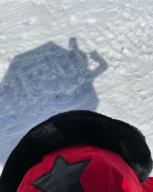 Oshima Yuko Instagram - 盛れてる自分の写真載せるわ🤍

真っ白の雪がレフ板になってくれて
るの
これがゲレンデマジックってやつね🏂

雪上アクションも見どころです😎✨

#七人の秘書
#絶賛公開中