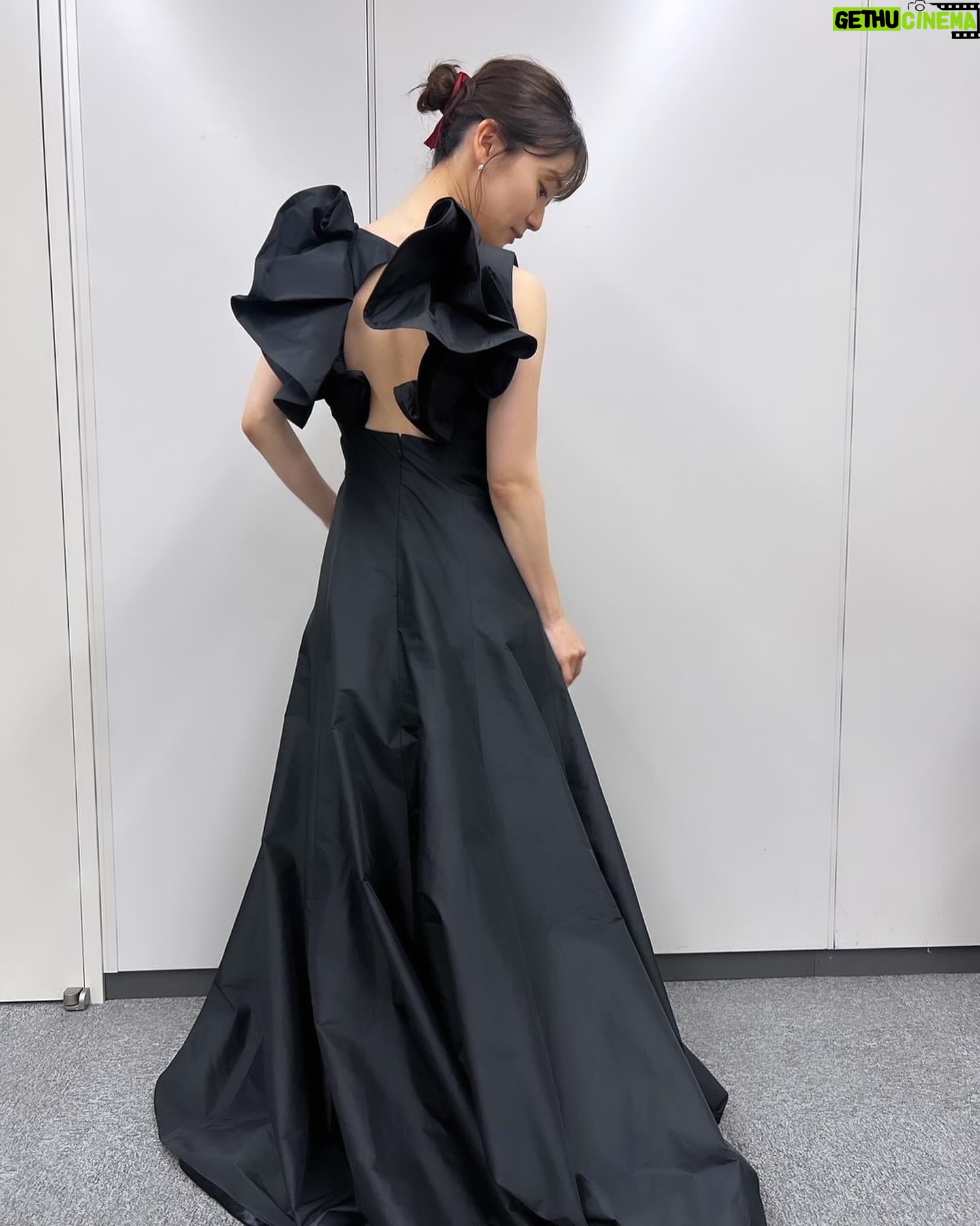 Yuko Oshima Instagram - 昨日は TBS DRAMA COLLECTION 2024 spring にて3ドラマ合同記者発表がありました🌸 たくさんの方に見守られながら TBS前のブルーカーペットを歩いて 華やか場と温かい声援に 改めてドラマへの意気込みが湧き上がりました 日曜劇場 4月14日(日) よる9時から始まります! ぜひ、ご覧ください👐🏻 #ドレスが可愛くて #テンション上がりすぎた🥹 @amtteliebe_wedding @atelierkaoru_official