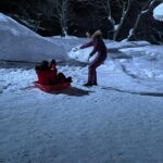 Yuko Oshima Instagram - 七人の秘書 THE MOVIE は雪の中での撮影⛄️❄️ みんな凍えながら撮影してました そんな中、不二子と三和は 無邪気に雪と戯れる🤍 #七人の秘書