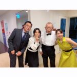 Yuko Oshima Instagram - いよいよ明日 10月7日は 劇場版 七人の秘書 が公開されます👏🏻✨ ドラマ版から 悪もアクションも裏家業もスケールアップしてお届けします💫‼️ 劇場版では久しぶりにお会いする方々と再会💟 朝ドラ スカーレットでチビ照を演じた横溝菜帆ちゃん🐰💓 久しぶりに会ったら大きくなっていたー😆似てるかな？？W照子🥕 光石さんとはコートダジュールNo.10で社交ダンスを踊った仲😂 いつもニコニコで大好きな俳優さん💓 鶴瓶さ〜ん！！会うと安心する師匠ですが、今回は大敵です⚡️ まだまだ他にも豪華キャストが揃っている劇場版 七人の秘書ですので 映画館に足を運んでくださいね🥰 #七人の秘書 #よく見たら2枚目の私 #歯紅してるよ😘 #会えて消さないよ😘