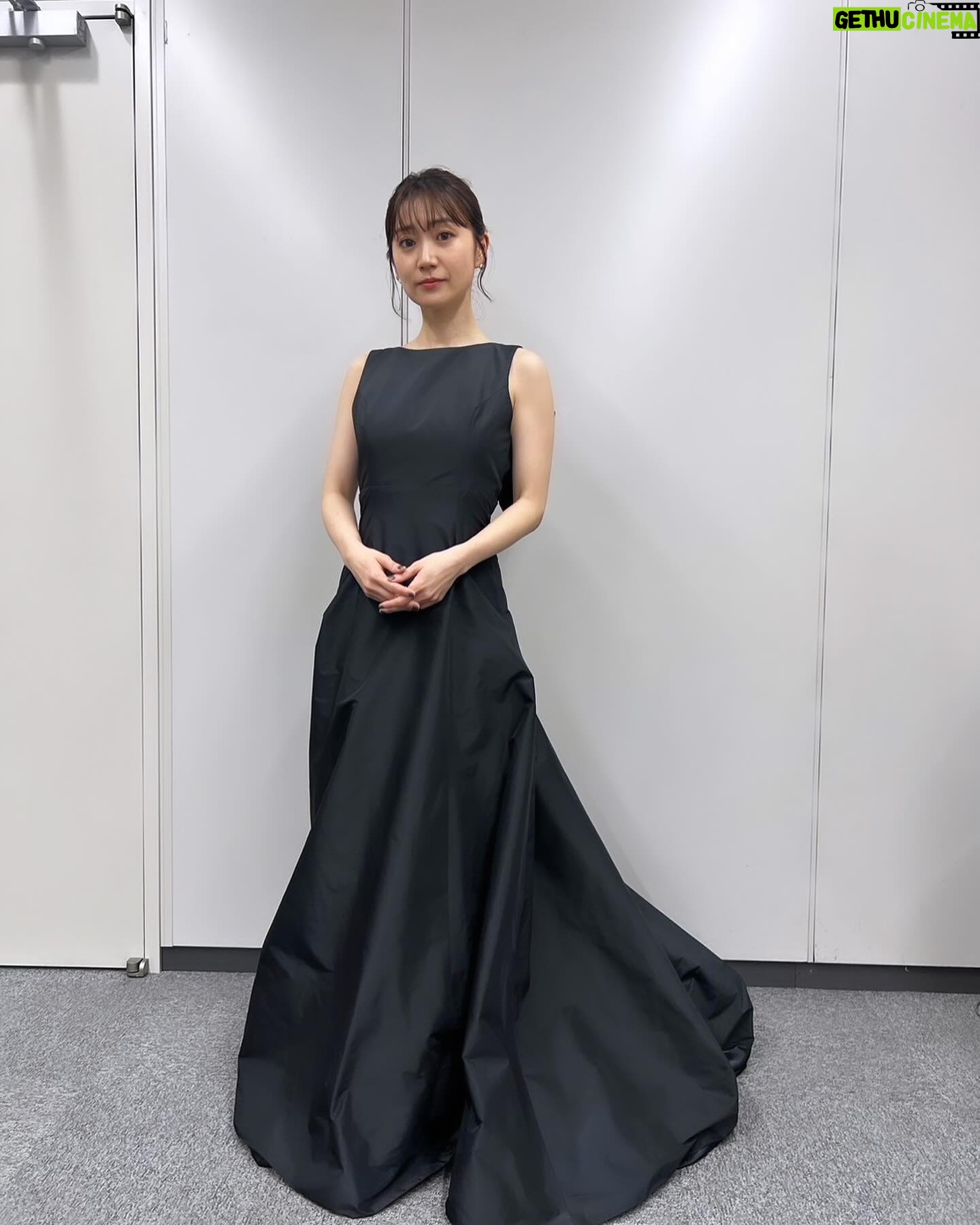 Yuko Oshima Instagram - 昨日は TBS DRAMA COLLECTION 2024 spring にて3ドラマ合同記者発表がありました🌸 たくさんの方に見守られながら TBS前のブルーカーペットを歩いて 華やか場と温かい声援に 改めてドラマへの意気込みが湧き上がりました 日曜劇場 4月14日(日) よる9時から始まります! ぜひ、ご覧ください👐🏻 #ドレスが可愛くて #テンション上がりすぎた🥹 @amtteliebe_wedding @atelierkaoru_official