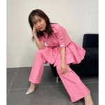Yuko Oshima Instagram - ただいま発売中の SPUR５月号で 着用している服の全身を見せたい件。 @patou のセットアップ パンツスタイルにスカートをonして着てるの🌸 かわいすぎ 人生はビューティフル いろんな人との出会いで そう思える人生であるように ふたりに出会えたことも最高なことなんだな 奈々ちゃん、由里子さんにまた早く会いたいなっ🧸🎀 #spur @spurmagazine