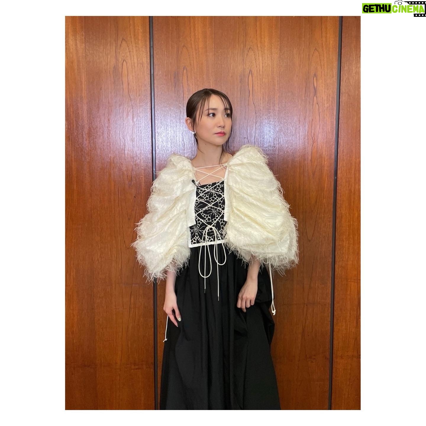 Yuko Oshima Instagram - 本日は 映画『女子高生に殺されたい』の 完成披露試写会でした👏🏻✨ 公開日は4月1日の金曜日です‼️ もう一回言いますね、、、 映画の封切りは 4月1日の金曜日です🤲🏻 この映画、おもしろいです 私は学校に赴任してくる臨床心理士の深川五月役で出演します 心とは一体なんなのか? この映画を観てこの問いに みなさん各々の答えを教えてほしいです 映画館でお待ちしてます💟 Dress : @fumietanaka_jp Jewelry : @piaget Shoes : @jimmychoo Styling by @yusukearimoto Make up by @moppmopp8 #女子高生に殺されたい