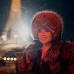 Yulia Mikhalkova-Matyukhina Instagram - Ездила в Париж. Смотрела на Эйфелеву башню. Снимала кино. Так в Челябинской области и в реальном селе Париж стартовали съемки романтической комедии "Уралочка" - совместного проекта кинокомпании «ТЕМА», онлайн-кинотеатра START и «Ол Медиа Компани» (START)👍 В центре сюжета - треугольник отношений: готовая на все ради руководящей должности притягательная карьеристка Лана, простой, но знающий себе цену водитель-дальнобойщик Гриша, работающий на снежных дорогах севера и... грузовик «Урал», к которому Гриша относится как к любимой женщине и ласково зовёт «Уралочка». Для меня это принципиально важная история по двум причинам. "Уралочка" - мой продюсерский дебют. Сложный и ответственный. Также у меня здесь одна из главных ролей. Моя героиня - сильная молодая девушка, бойкая предпринимательница, которая держит всё под контролем, берет инициативу в свои руки, в том числе в отношениях с мужчиной, которого любит. Съемки продолжаются. Новые подробности - позже😎👍
