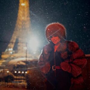 Yulia Mikhalkova-Matyukhina Instagram - Ездила в Париж. Смотрела на Эйфелеву башню. Снимала кино. 
Так в Челябинской области и в реальном селе Париж стартовали съемки романтической комедии "Уралочка" - совместного проекта кинокомпании «ТЕМА», онлайн-кинотеатра START и «Ол Медиа Компани» (START)👍
В центре сюжета - треугольник отношений: готовая на все ради руководящей должности притягательная карьеристка Лана, простой, но знающий себе цену водитель-дальнобойщик Гриша, работающий на снежных дорогах севера и... грузовик «Урал», к которому Гриша относится как к любимой женщине и ласково зовёт «Уралочка».
Для меня это принципиально важная история по двум причинам.
"Уралочка" - мой продюсерский дебют. Сложный и ответственный. 
Также у меня здесь одна из главных ролей. Моя героиня - сильная молодая девушка, бойкая предпринимательница, которая держит всё под контролем, берет инициативу в свои руки, в том числе в отношениях с мужчиной, которого любит.
Съемки продолжаются. Новые подробности - позже😎👍