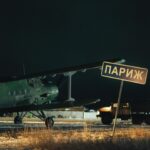 Yulia Mikhalkova-Matyukhina Instagram - Ездила в Париж. Смотрела на Эйфелеву башню. Снимала кино. Так в Челябинской области и в реальном селе Париж стартовали съемки романтической комедии "Уралочка" - совместного проекта кинокомпании «ТЕМА», онлайн-кинотеатра START и «Ол Медиа Компани» (START)👍 В центре сюжета - треугольник отношений: готовая на все ради руководящей должности притягательная карьеристка Лана, простой, но знающий себе цену водитель-дальнобойщик Гриша, работающий на снежных дорогах севера и... грузовик «Урал», к которому Гриша относится как к любимой женщине и ласково зовёт «Уралочка». Для меня это принципиально важная история по двум причинам. "Уралочка" - мой продюсерский дебют. Сложный и ответственный. Также у меня здесь одна из главных ролей. Моя героиня - сильная молодая девушка, бойкая предпринимательница, которая держит всё под контролем, берет инициативу в свои руки, в том числе в отношениях с мужчиной, которого любит. Съемки продолжаются. Новые подробности - позже😎👍