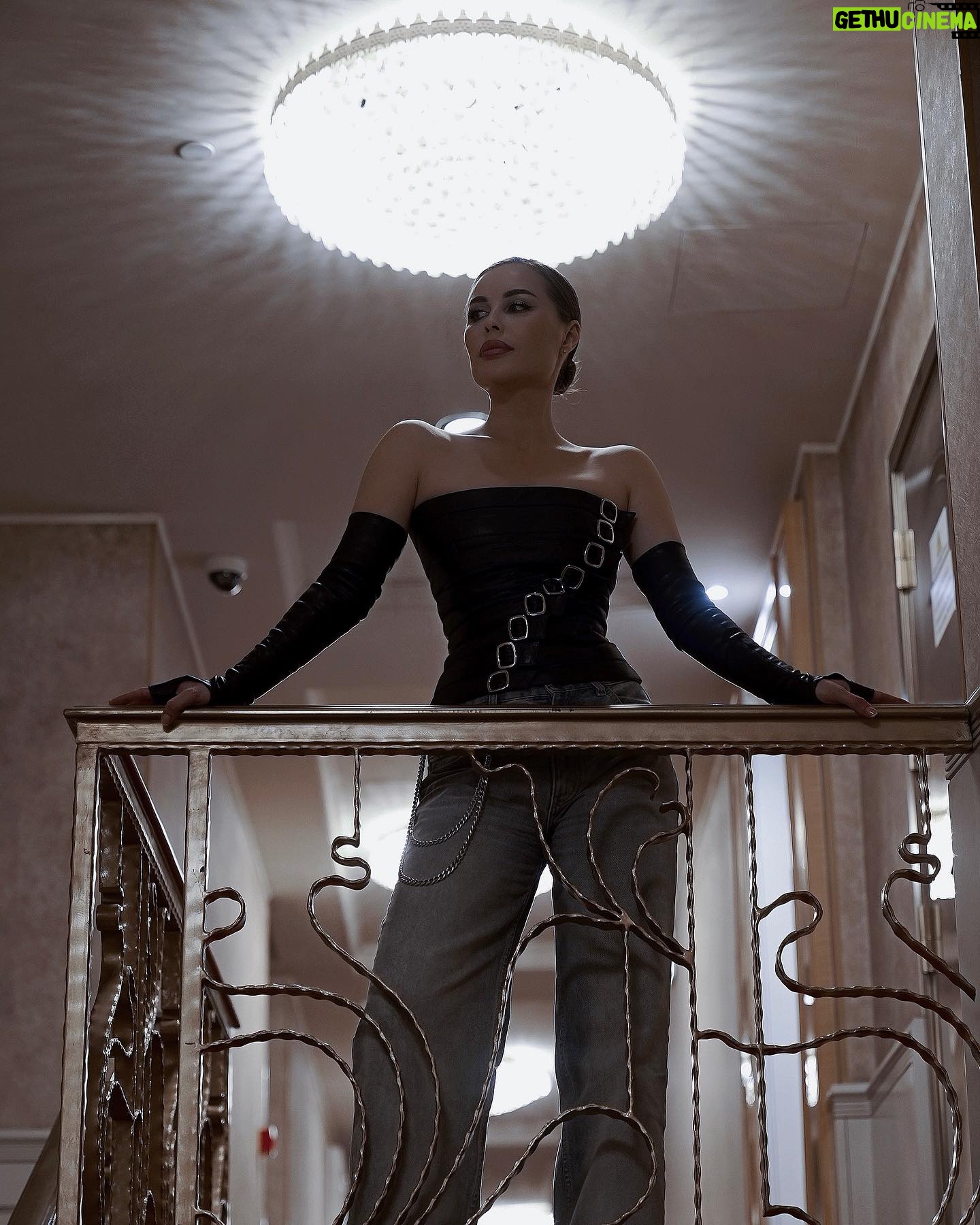 Yulia Mikhalkova-Matyukhina Instagram - Какая фотография вам нравится больше? 1..2..5?