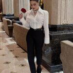 Yulia Mikhalkova-Matyukhina Instagram - Сегодня в СМИ просто ураган заголовков о том, что мне часто задают бестактные вопросы о детях, о свадьбе, о личной жизни. Я к такому праздному любопытству привыкла. Но знаю, что подобные вопросы доставляют много тревог и стеснения сотням тысяч девчонок, девушек, женщин в России. Хочу за них заступиться и еще раз повторить свою позицию по этой теме, которую изложила в Lady.Mail «В России привычка стыдить женщин, если у них после 30 лет ни семьи, ни детей. Я отношусь строго отрицательно, когда начинают тыкать пальцем и поучать других, как им строить личную жизнь. А почему у нас не стыдят "мужчин", у которых к 40 годам ни кола, ни двора, а только мощное самомнение и продавленный диван? Зато вот женщина – вынь да положь семью и семерых по лавкам. Это неправильно. Я за то, что каждый человек хозяин своей жизни. Мало ли по какой причине у нее нет детей? Не хочет, не может, не успевает. Она обязана налоги платить и соблюдать уголовный кодекс. А все остальное она не обязана». Разве я не права?