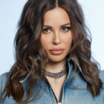 Yulia Mikhalkova-Matyukhina Instagram - В чем отличие человека от дикого животного? Мы можем делать то, что соответствует нашим желаниям, страстям и убеждениям. Нам дарована воля выбора. Дикое животное - во власти инстинкта, рефлекса. Природа управляет его действиями и у него нет выбора. Возможно, за исключением котиков – они сами себе на уме 😊 К сожалению, некоторые люди забывают о своем уникальном преимуществе. Они уверены: в жизни всё кем-то предрешено, они всем должны, ставят себя в искусственную зависимость от людей и обстоятельств. Поэтому у них нет желаний, сил, у них потухший взгляд. Таким людям я всегда напоминаю, что их сила в способности самостоятельно выбирать свою судьбу: «Жить надо своим умом! Ценить себя ,свои силы, идеи, желания». Те, кто соглашаются – меняются в лучшую сторону. Они расцветают и загораются счастьем. Хорошо быть человеком!