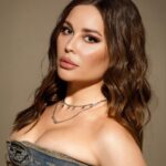 Yulia Mikhalkova-Matyukhina Instagram - 💃Девчонки! Сегодня классный день, наш день!🥳 Ждем от парней охапки цветов, красивых слов и смелых поступков! Так пожелаем же друг другу, чтобы цветы и поступки не исчезали 9 марта, а радостно продолжались круглый год)) 🕺Парни! Сегодня классный день и это тоже ваш день, когда вы можете себя проявить в лучшем виде! Берегите нас, радуйте, любите, сдувайте пылинки, совершайте подвиги)) И всё у нас с вами будет лучше всех🥳