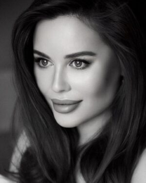 Yulia Mikhalkova-Matyukhina Instagram - Какую фотографию выбираем лучшей ?🥰