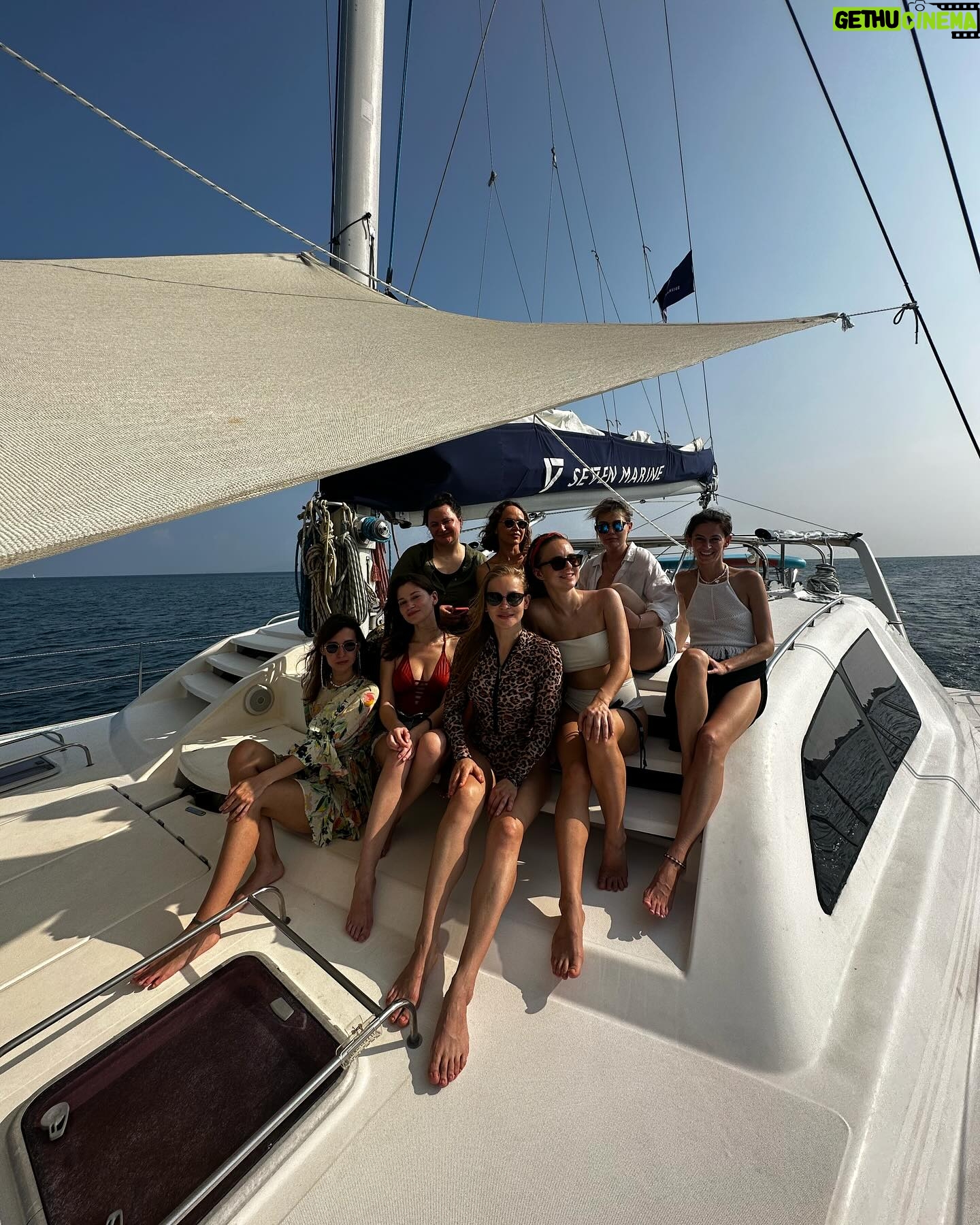 Yulia Peresild Instagram - Выходной… девочки такие девочки. Спасибо @phuket_ekskursii за это путешествие! Наплавались! Натанцевались! Прекрасная Саша @aleksandra.pnm рассказала много интересного, но главное, была с нами на одной волне, а уж какая она красавица - это отдельные слова! А от нашей женской части киногруппы особенное спасибо! После первых трудных съемочных дней был прекрасный день! И закат! Женя, Даша, Маша, Настя, Оксана, Маша, Нино обнимаю вас крепко 🌷🌷🌷 Словили вайб, что нам снова по 16 😂😂😂 Ну очень рекомендую сохранить аккаунт @phuket_ekskursii и устроить себе настоящее путешествие!!