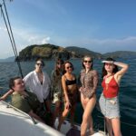 Yulia Peresild Instagram - Выходной… девочки такие девочки. Спасибо @phuket_ekskursii за это путешествие! Наплавались! Натанцевались! Прекрасная Саша @aleksandra.pnm рассказала много интересного, но главное, была с нами на одной волне, а уж какая она красавица - это отдельные слова! А от нашей женской части киногруппы особенное спасибо! После первых трудных съемочных дней был прекрасный день! И закат! Женя, Даша, Маша, Настя, Оксана, Маша, Нино обнимаю вас крепко 🌷🌷🌷 Словили вайб, что нам снова по 16 😂😂😂 Ну очень рекомендую сохранить аккаунт @phuket_ekskursii и устроить себе настоящее путешествие!!