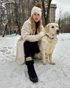 Yulia Peresild Instagram - Зима. Хочется сугробов. Пушистых снежинок. Солнца. Мороза. Я люблю зиму!!! Люблю гулять часами с моей любимой собакой. Кататься с горок. Играть в снежки. Кайфую от удобных зимних вещей. Голова в тепле в новой шапке от Eссо. Ноги в обалденно удобных теплых и непромокаемых Ecco! Наслаждаюсь зимой! К морозам готова!

erid:2SDnjdj6rKa
Реклама. Рекламодатель - ООО «ЭККО-РОС»