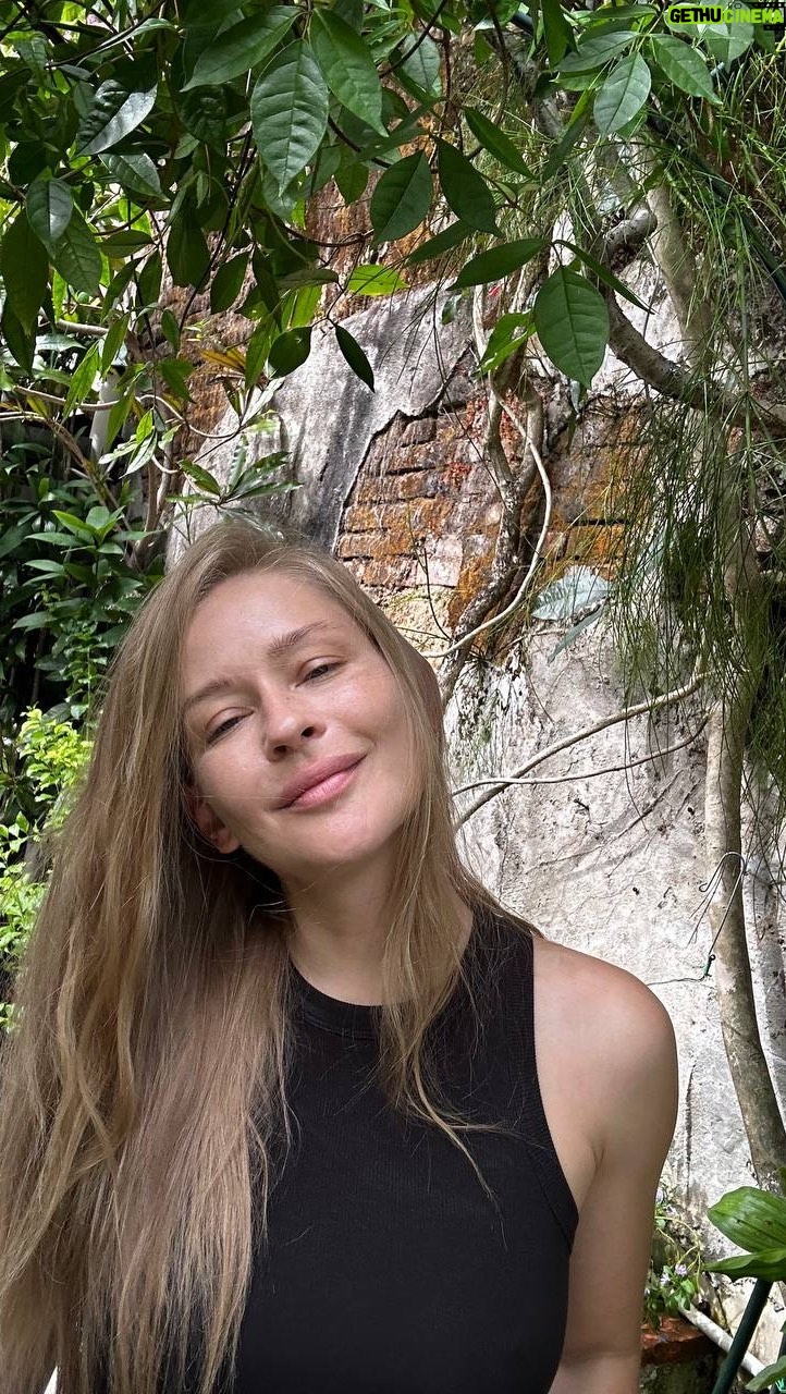 Yulia Peresild Instagram - Сегодня весь день загадывали с девчонками желания… были в храмах, слушали много интересных историй о Тае. Потом пообедали в прекрасном китайском ресторанчике прямо в городе Пхукете. Спасибо Валентине @phuketrus за чудесное путешествие. Таиланд - интересное место. И это не только пляжи. Много всего.