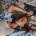 Yulia Peresild Instagram - Роли и сценарии для артиста - всегда способ познать и изучить себя. И только глубокий заход в собственные «подвалы», только «заглядывания» в свою теневую часть становятся откровением на экране. Только так можно дарить зрителю что-то большое и настоящее. Для этого надо быть на площадке очень открытой и ясной. Свободной. Легкой. И не бояться быть любой: ошибающейся, неумелой, неловкой. Это страшно. И возможно только, когда тебя любят и смотрят на тебя влюбленными глазами. Спасибо съемочной группе фильма «ОН» за это. С вами не страшно идти глубоко! @korchagin.mov @geomalkov P.S.: и даже этот кишечный вирус, который всех нас поднакрыл, не помешает этому😂😂😂