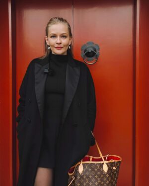 Yulia Peresild Instagram - Прилетела утром в Пекин. Сегодня интервью и встречи с китайским зрителем. Прогулки-интервью по Пекину… 
Первый показ «Вызова» на зрителя состоялся. Ура! Зрители счастливы. Впереди еще много всего интересного!!! Буду делиться!

15 марта - премьера фильма в Китае!!!!

Платье @bosco_di_ciliegi 
@klim_shipenko @yellow_black_and_white_ @start.ru @roscosmosofficial @gctc_official