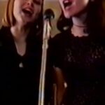Yulia Peresild Instagram - Юность. КВНовский лагерь «Семь Чудес». Мы с Таней Тереховой поем. Прислал Пашка Воронков. И нахлынули воспоминания. Ну и интерьеры впечатляющие 😂😂😂