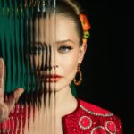 Yulia Peresild Instagram - Как-то у прекрасного художника @isxakov пришла идея такой съемки. И захотелось это сделать. Собрать Лучших и сделать что-то для Себя. Вот такую красоту. Чистое творчество. И единственная наша цель была - «создать что-то интересное» для нас же самих. И вот парадокс, о котором я сейчас думаю. Когда ты делаешь для себя и совсем не думаешь о целях, только чистое творчество —вдруг это заходит и вдохновляет всех. Вы когда-нибудь думали об этом? Что скажете? У кого какой опыт в этих размышлениях? 📸 @isxakov Style: @dudinaelena_gq Mua: @annazakhozhaya Studio: @bestmemories.ru